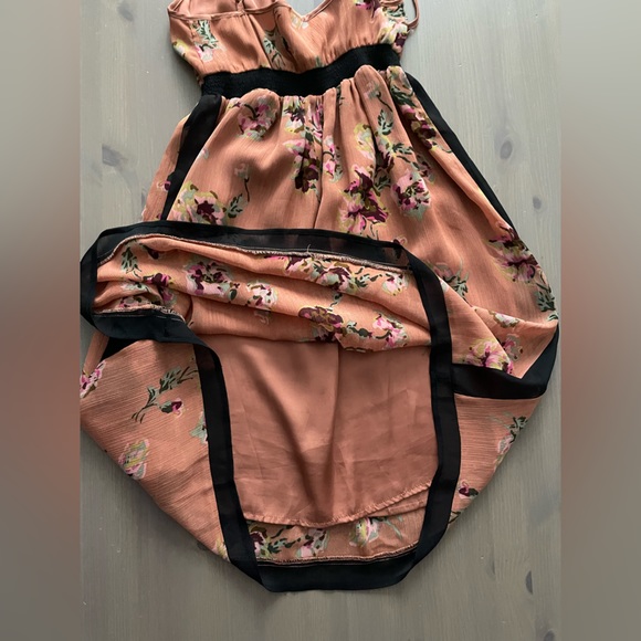 Beautiful Flowery Summer Dress - Picture 4 of 4